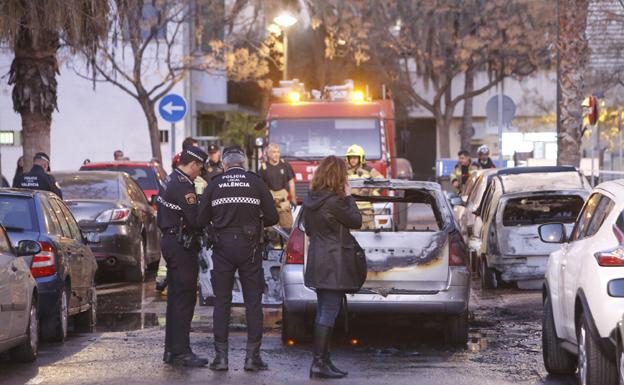 Dos de los coches incendiados, en el barrio de Campanar.