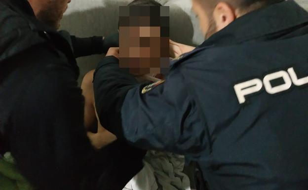 Los agentes, atendiendo al joven que se cortó el cuello con un cuchillo en Valencia.