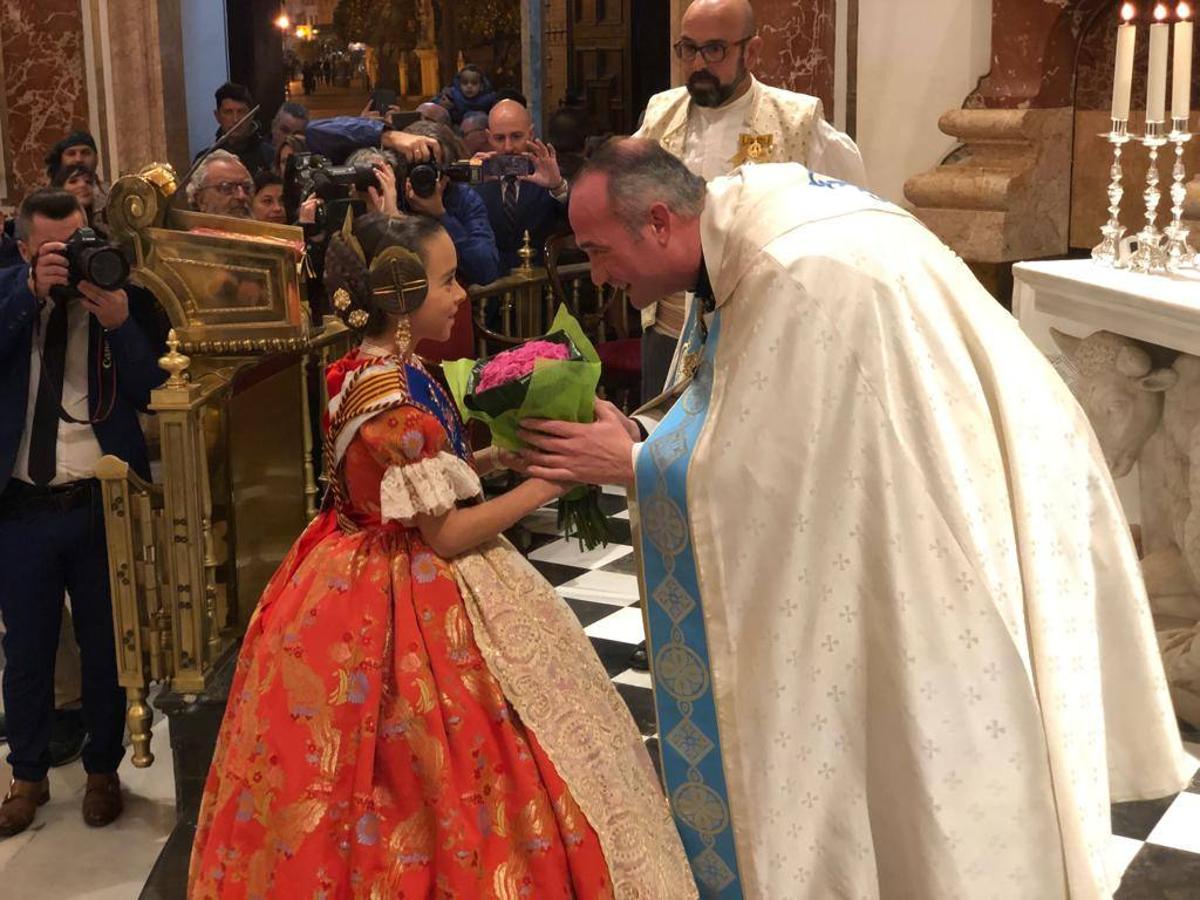 Marina y Civera visitan la Basilíca tras un intenso fin de semana que marca el inicio oficial de su reinado fallero