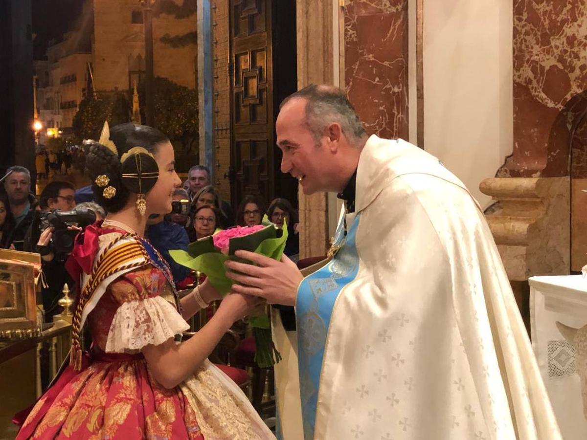 Marina y Civera visitan la Basilíca tras un intenso fin de semana que marca el inicio oficial de su reinado fallero