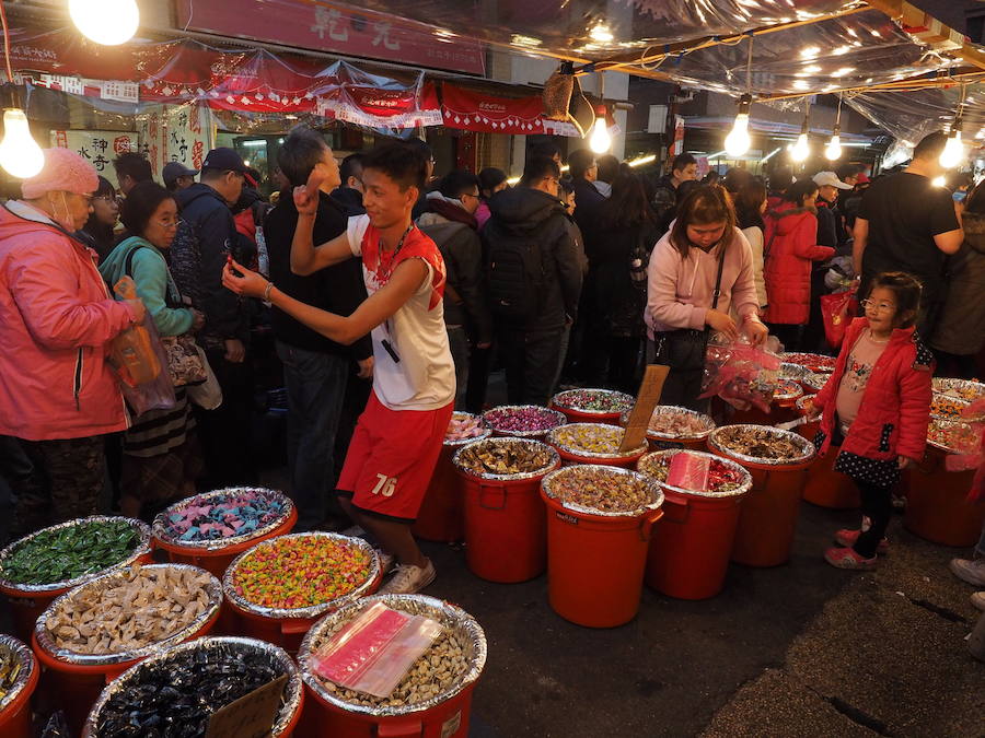 China se prepara para recibir el nuevo Año del Cerdo, el próximo 5 de febrero. Durante 40 días, el país registrará 3.000 millones de desplazamientos, la mayor migración humana, en la que la China urbana viaja mayoritariamente hacia las zonas rurales, a sus lugares de origen, para celebrar el Año Nuevo Lunar. En medio de la superstición que envuelve este festejo, los rituales para entrar con buen pie al Año Nuevo empiezan eliminando la mala suerte del año anterior -limpiando y ordenando la casa- y colocando adornos de color rojo, como los faroles, con mensajes de suerte y buena fortuna.