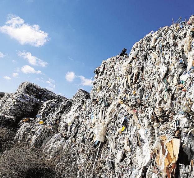 Montañas de fardos de plástico en las instalaciones de Utiel Recicla. 