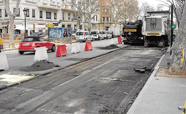 Obras diurnas de asfaltado en una calle de Valencia.