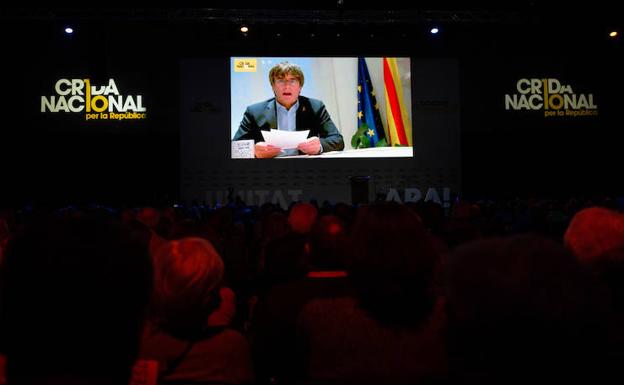 Quim Torra, Carles Puigdemont y Jordi Sànchez clausuran el congreso de la Crida Nacional per la República. 