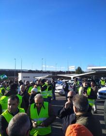 Imagen secundaria 2 - Taxistas valencianos en el bloqueo del parking de Barajas