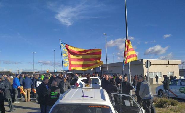 Taxistas valencianos en el bloqueo del parking de Barajas