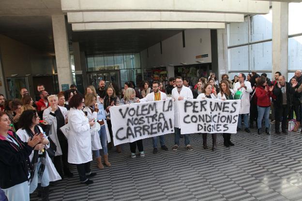 Médicos de Dénia fletan autobuses para presionar a favor de la reversión