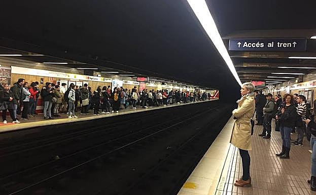 Largas esperas en las estaciones de metro de Valencia.