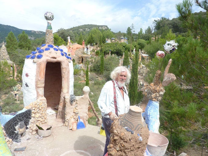 Desde 1991 Buch lleva integrando ”su expresión artística con la naturaleza” en plena montaña dentro del Parque Natural de la Tinença de Benifassà. 