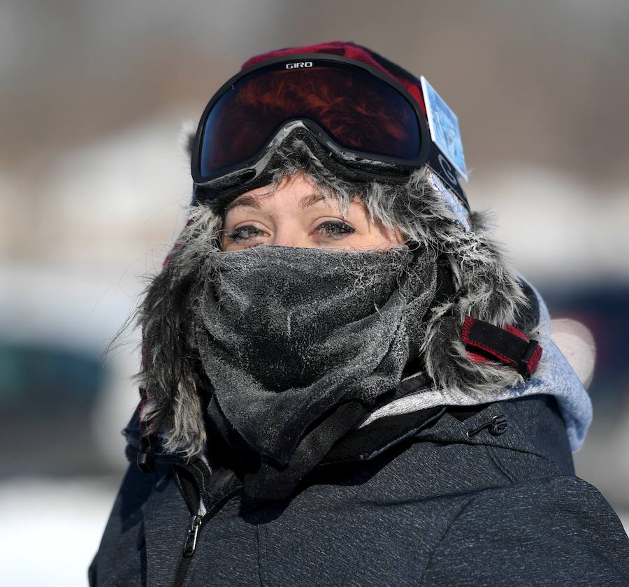 El mediooeste de Estados Unidos se prepara para unos días de frío extremo que podría situar los termómetros cerca de los 40 grados bajo cero, lo que ha llevado a las autoridades a declarar el estado de emergencia y la cancelación de cientos de vuelos. El área de Chicago está acostumbrada a inviernos crudos, y registra un frío récord de -32 grados centígrados en 1985, pero este año el llamado Vortex Polar llega con una fuerza mayor después de 13 días consecutivos de nevadas. Estas temperaturas pueden congelar a una persona en diez minutos. Se trata de una emergencia que ocurre «una vez por década, o cada dos décadas», declaró Dave Dombek, meteorólogo principal de la empresa Accuweather. La Oficina de Emergencias 911 de la ciudad ha advertido a los valientes ciudadanos de que las señales de congelación son hormigueo, palpitaciones y adormecimiento en los dedos de manos y pies, orejas y nariz. Con la congelación, los fluidos corporales se cristalizan y expanden, causando daños en los tejidos que pueden provocar la muerte.