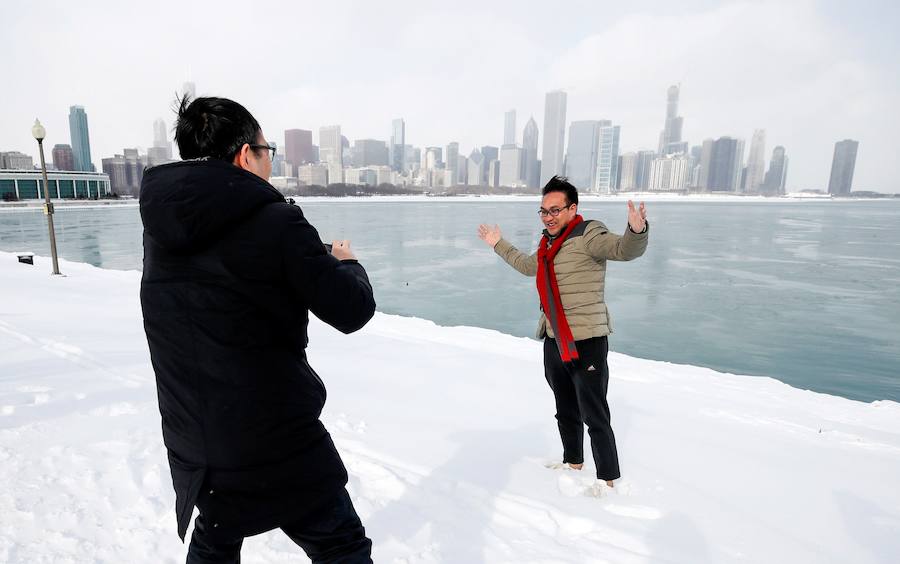 El mediooeste de Estados Unidos se prepara para unos días de frío extremo que podría situar los termómetros cerca de los 40 grados bajo cero, lo que ha llevado a las autoridades a declarar el estado de emergencia y la cancelación de cientos de vuelos. El área de Chicago está acostumbrada a inviernos crudos, y registra un frío récord de -32 grados centígrados en 1985, pero este año el llamado Vortex Polar llega con una fuerza mayor después de 13 días consecutivos de nevadas. Estas temperaturas pueden congelar a una persona en diez minutos. Se trata de una emergencia que ocurre «una vez por década, o cada dos décadas», declaró Dave Dombek, meteorólogo principal de la empresa Accuweather. La Oficina de Emergencias 911 de la ciudad ha advertido a los valientes ciudadanos de que las señales de congelación son hormigueo, palpitaciones y adormecimiento en los dedos de manos y pies, orejas y nariz. Con la congelación, los fluidos corporales se cristalizan y expanden, causando daños en los tejidos que pueden provocar la muerte.