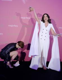 Imagen secundaria 2 - Arriba, Rossy de Palma. Abajo: Carmen Lomana y las presentadoras, Aitana Sánchez Gijón y Ana Polvorosa, quitándose los zapatos. 