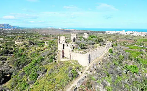 Imagen del Castell de Bairén, Bien de Interés Cultural, la fortificación más importante del sistema defensivo de la Safor, y al fondo, el mar Mediterráneo. 