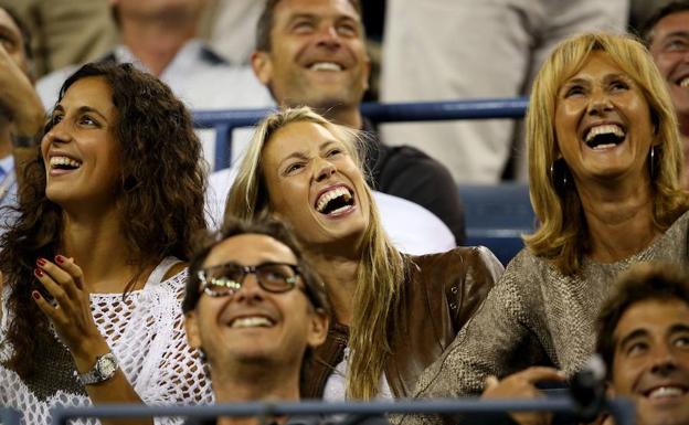 Xisca Perelló (i), junto a la madre, Ana María Parera (d), y la hermana de Rafa Nadal, Isabel, en las gradas de Flushing Meadow en 2013.