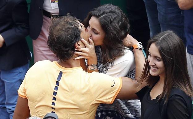 Rafa Nadal y Xisca Perelló se besan en el ATP Masters Series de Mónaco, en 2017.