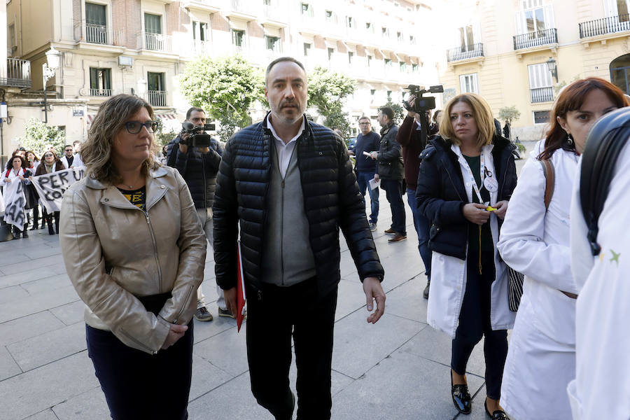 Alrededor de medio centenar de profesionales sanitarios del departamento de salud de Dénia han protagonizado este miércoles dos protestas en Valencia, una a las puertas de la Conselleria de Sanidad o otra frente al Palau de la Generalitat. Los facultativos y enfermeros reclaman que en la próxima reversión del departamento se adopte el modelo Alzira (pasar a ser personal laboral a extinguir) en lugar de estar contratados por el empresa pública que se va a crear para comprar las acciones deDKV y Ribera Salud , empresas que conforman laUTE Marina Salud que, en la actualidad, gestiona el departamento. 