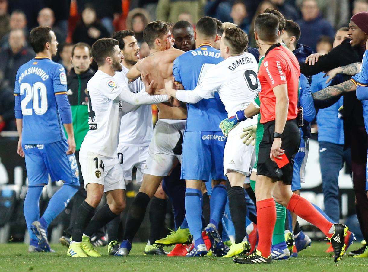 Mestalla vivió una tangana en el césped tras el Valencia-Getafe. Los señalados por el árbitro en el acta: Damián Suárez, Bruno y Jaime Mata. Por el Valencia, Diakhaby estaba desatado, Gabriel Paulista intentaba poner paz sin camiseta y ensangrentado por un golpe con Garay; Guedes y Kondogbia de paisano queriendo participar de la fiesta... 