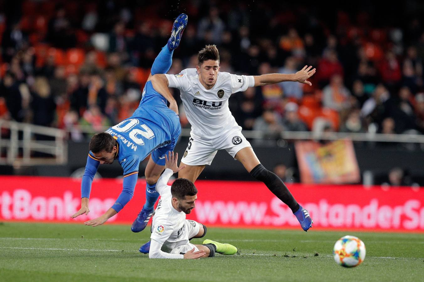 Antes de la remontada del Valencia al Getafe en Copa, ya se produjeron piques, patadas, entradas duras, tarjetas, protestas, amagos de tanganas... 