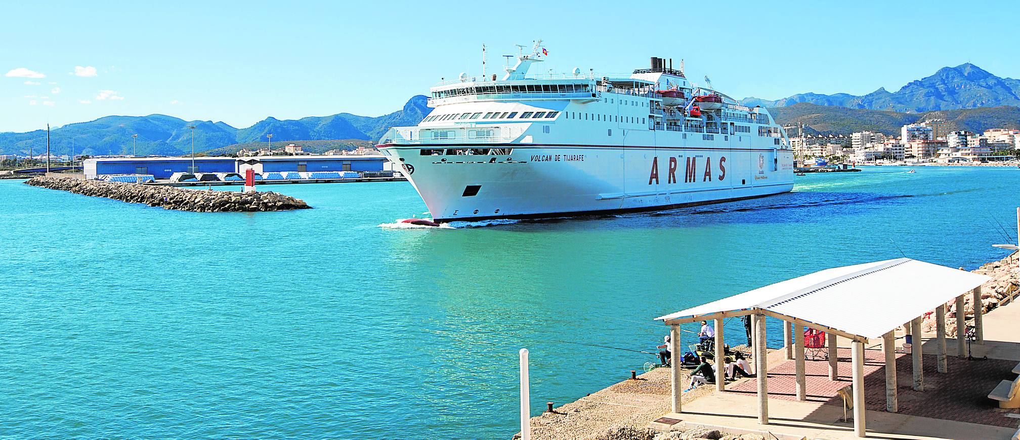 El buque 'Volcán de Tijarafe', del grupo Naviera Armas, principal accionista de Trasmediterránea en la salida del puerto de Gandia rumbo a las Baleares. 