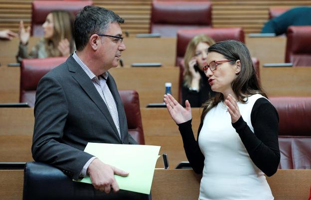 Enric Morera y Mónica Oltra, en el hemiciclo de Les Corts. 