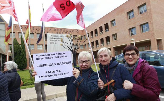 Imagen principal - La huelga de limpieza en los institutos se mantiene pese a las nuevas promesas de pago de la empresa