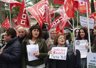 Imagen secundaria 1 - La huelga de limpieza en los institutos se mantiene pese a las nuevas promesas de pago de la empresa