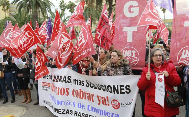 La huelga de limpieza en los institutos se mantiene pese a las nuevas promesas de pago de la empresa