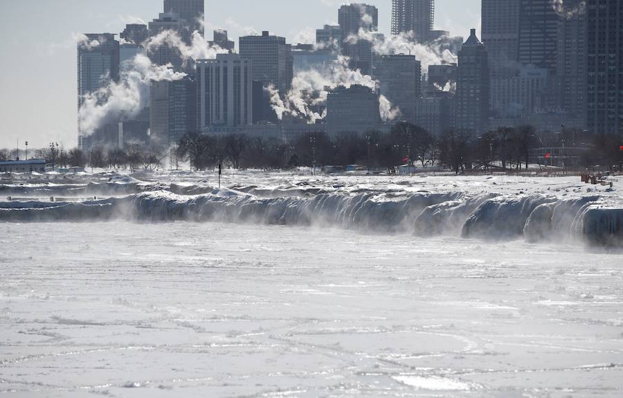 Las temperaturas extremas dejan ocho muertos en los estados de Illinois, Wisconsin, Iowa y Nebraska, y varios casos de congelamiento. En algunos casos han desplomado los termómetros hasta los 40 grados bajo cero, por lo que las autoridades han instado a la ciudadanía a extremar la precaución.