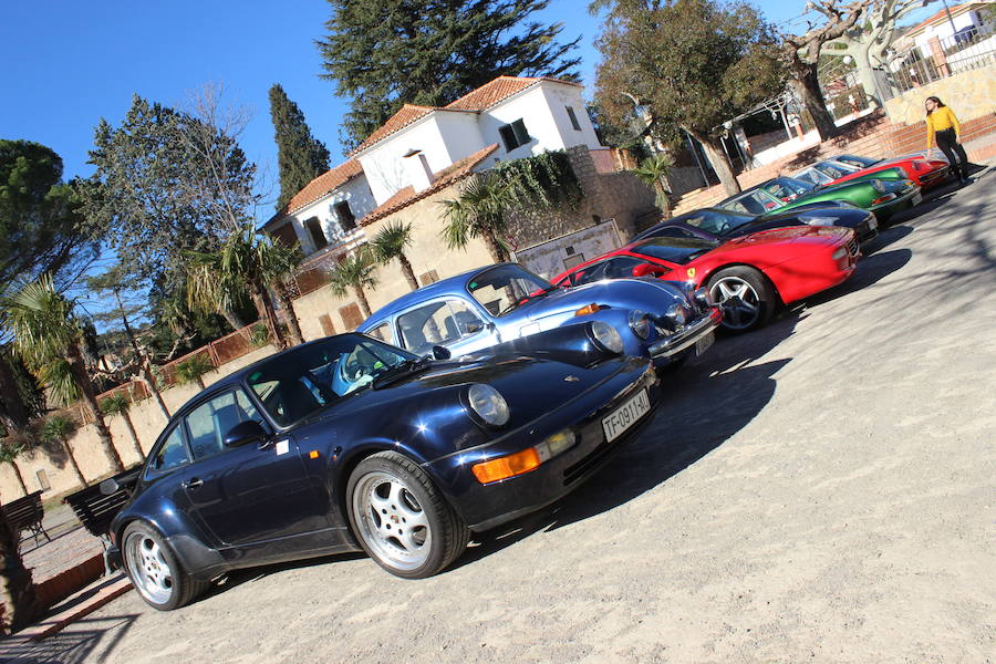 El taller valenciano Carrera Classic Car reunió a su club de amigos en Viver para recaudar fondos destinados a la fundación 'el sueño de Vicky'.