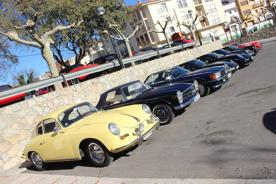 El taller valenciano Carrera Classic Car reunió a su club de amigos en Viver para recaudar fondos destinados a la fundación 'el sueño de Vicky'.