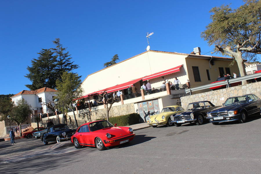 El taller valenciano Carrera Classic Car reunió a su club de amigos en Viver para recaudar fondos destinados a la fundación 'el sueño de Vicky'.