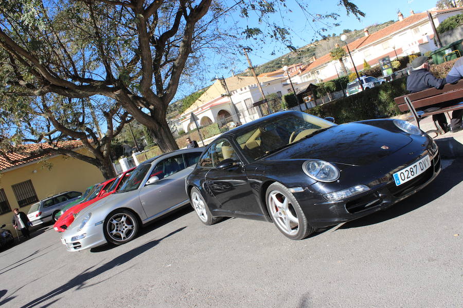 El taller valenciano Carrera Classic Car reunió a su club de amigos en Viver para recaudar fondos destinados a la fundación 'el sueño de Vicky'.