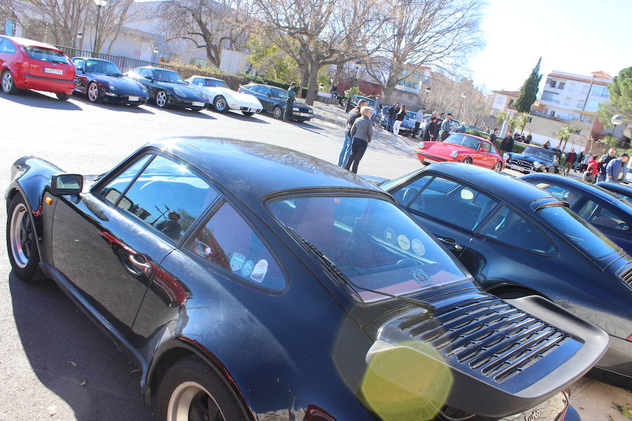 El taller valenciano Carrera Classic Car reunió a su club de amigos en Viver para recaudar fondos destinados a la fundación 'el sueño de Vicky'.