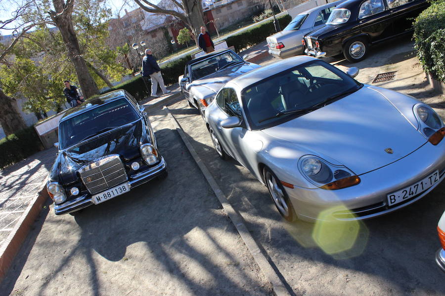 El taller valenciano Carrera Classic Car reunió a su club de amigos en Viver para recaudar fondos destinados a la fundación 'el sueño de Vicky'.