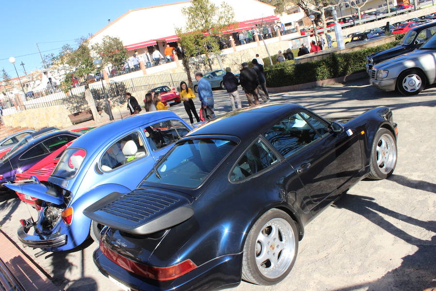 El taller valenciano Carrera Classic Car reunió a su club de amigos en Viver para recaudar fondos destinados a la fundación 'el sueño de Vicky'.