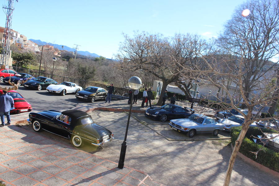 El taller valenciano Carrera Classic Car reunió a su club de amigos en Viver para recaudar fondos destinados a la fundación 'el sueño de Vicky'.