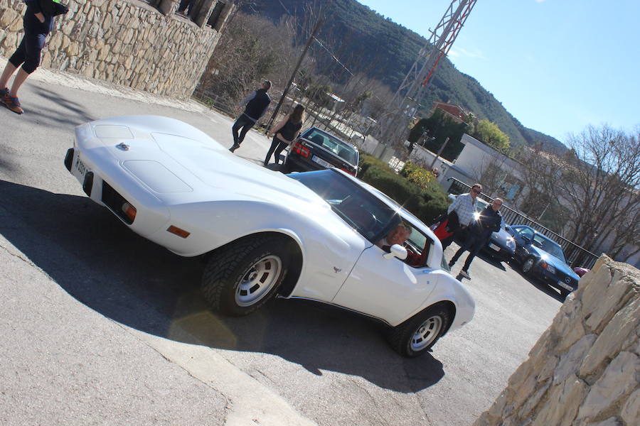 El taller valenciano Carrera Classic Car reunió a su club de amigos en Viver para recaudar fondos destinados a la fundación 'el sueño de Vicky'.