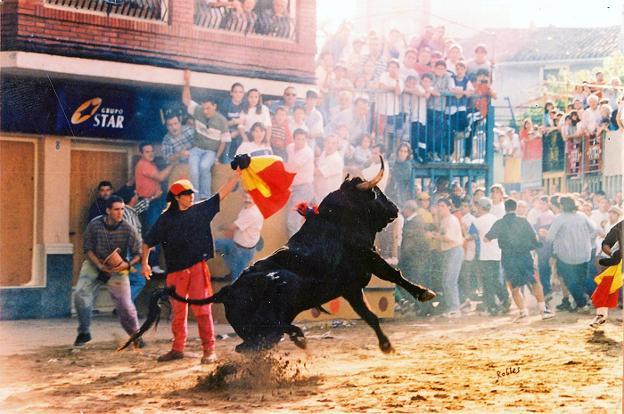 La foto mítica de Torre clavado en la arena y parando un toro de La Cardenilla en Onda. 