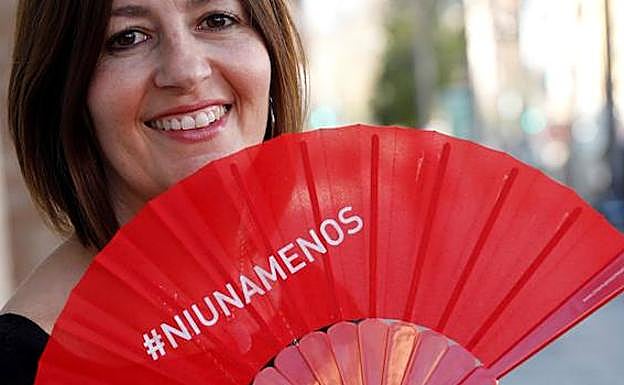 Nolia Cazalilla, de la empresa valenciana que ha fabricado los abanicos de los Goya 2019.