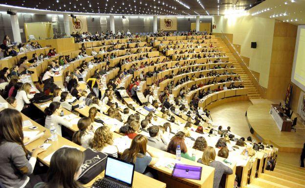 Madre e hija encierran y golpean a un profesor con un paraguas por la nota de un examen