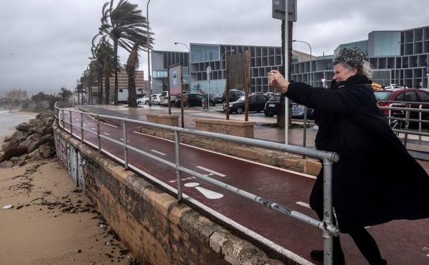 El fuerte viento y oleaje ha azotado hoy las Islas Baleares