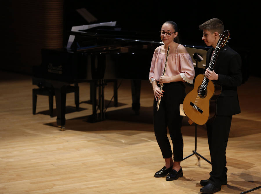 Treinta jóvenes valencianos ensayan en el Palau las obras que interpretarán bajo la batuta de la directora Mercedes Femenía. Esta iniciativa de LAS PROVINCIAS y Bankia busca visibilizar el talento