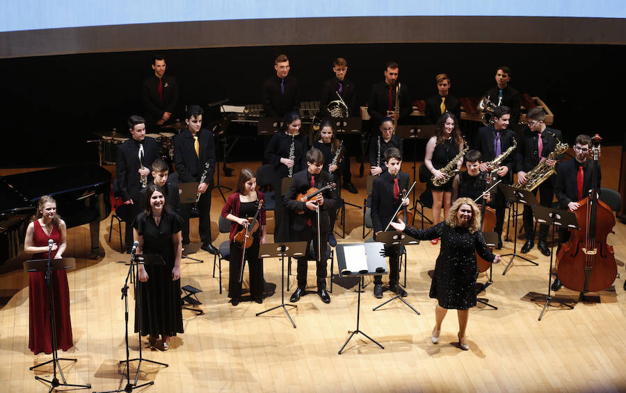 Treinta jóvenes valencianos ensayan en el Palau las obras que interpretarán bajo la batuta de la directora Mercedes Femenía. Esta iniciativa de LAS PROVINCIAS y Bankia busca visibilizar el talento