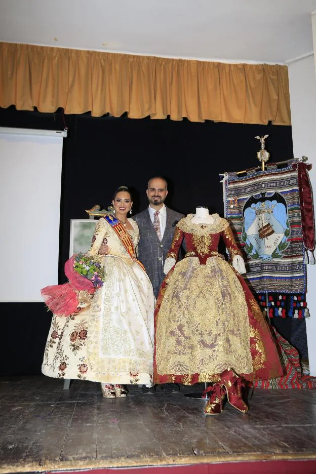 Entrega del traje a Marina Civera en Barrio San José. 