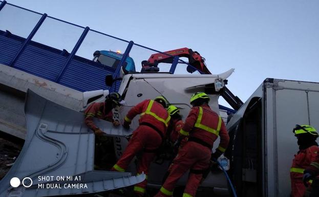 Imagen principal - El viento deja un muerto, una surfista rescatada y dos incendios forestales