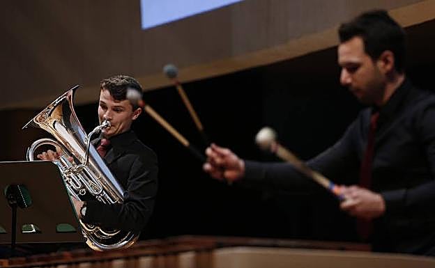 Instante de la actuación de Eduard Gisbert (bombardino) y David Gilabert (percusión). 