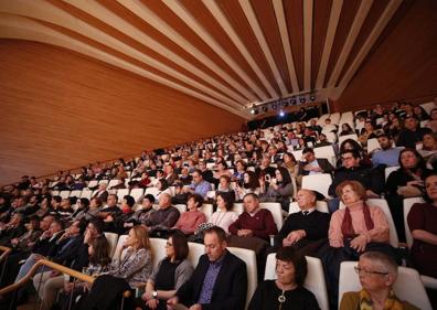 Imagen secundaria 1 - 1. Los treinta músicos participantes saludaron al finalizar el concierto ofrecido. 2. El Aula Magistral de Les Arts se llenó, casi en su totalidad, con un público entregado a los intérpretes.. 3. Mercedes Femenía fue la responsable de escoger el repertorio ofrecido por los músicos. 