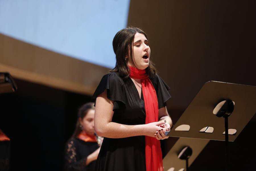 Treinta jóvenes valencianos ensayan en el Palau las obras que interpretarán bajo la batuta de la directora Mercedes Femenía. Esta iniciativa de LAS PROVINCIAS y Bankia busca visibilizar el talento