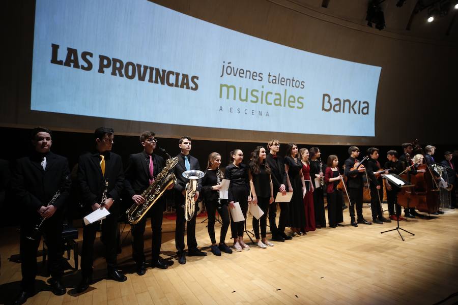 Treinta jóvenes valencianos ensayan en el Palau las obras que interpretarán bajo la batuta de la directora Mercedes Femenía. Esta iniciativa de LAS PROVINCIAS y Bankia busca visibilizar el talento