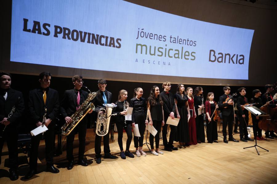Treinta jóvenes valencianos ensayan en el Palau las obras que interpretarán bajo la batuta de la directora Mercedes Femenía. Esta iniciativa de LAS PROVINCIAS y Bankia busca visibilizar el talento